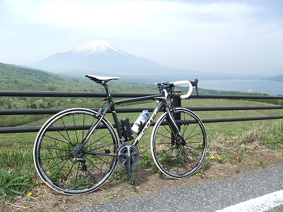 三国峠の富士山と山中湖