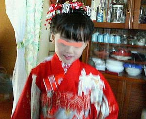 かわいい赤の七五三の着物姿