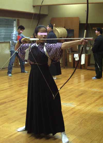 弓を射る姿