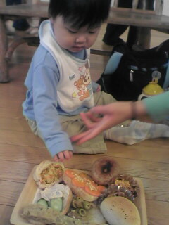 私のパンをとろうとするレオ