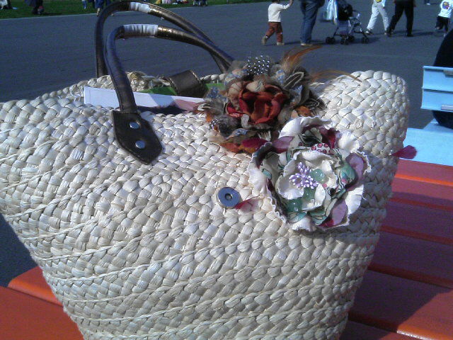 バッグにコサージュ