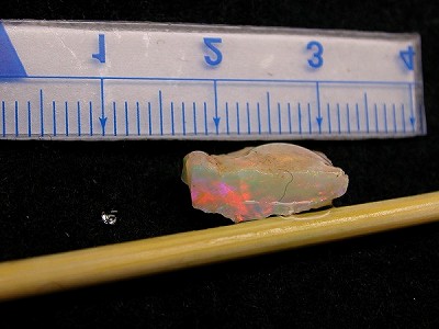 人気ブランドを 母岩の隙間に光り輝くオパール原石100ct/鉱物標本