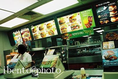 11韓国のマクドナルドの店内の様子