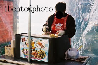 126鯛焼きを焼くおじさん