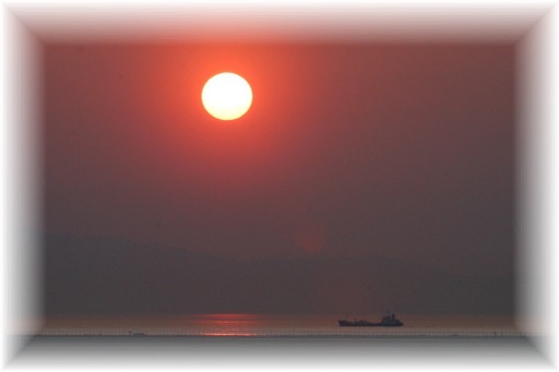IMG_2733　夕陽に船.jpg