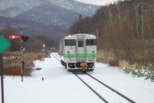 キハ４０気動車と腕木信号機