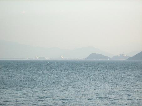 唐津城前海を遠くから見る
