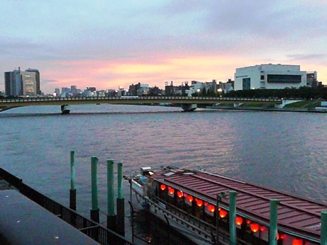 出発前の夕暮れと屋形船