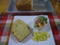 バナナブレッドと朝ごはん.JPG
