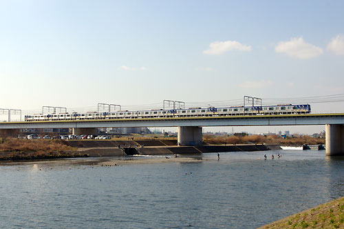 多摩川を渡る横浜高速鉄道Y500系