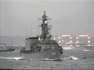 001026観艦式予行-2横須賀を出る護衛艦・ビデオ.jpg