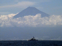 040801駿河湾・護衛艦と富士山・ボ.jpg