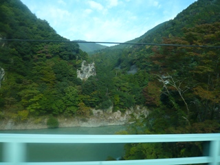 車窓から見えるダム湖