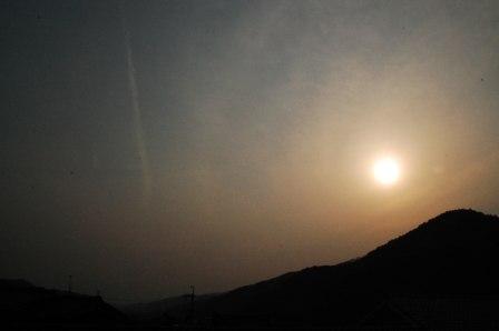 長谷寺近く　夕日と飛行機雲