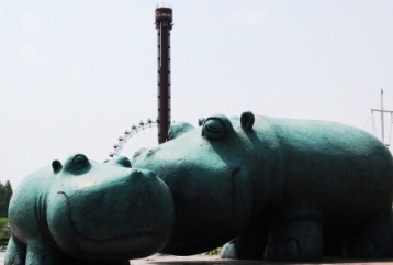 かばさんスタチューお出迎え