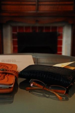 テーブルの向こうにマントルピース