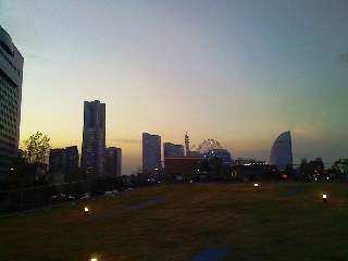 22夕暮れのみなとみらい.jpg