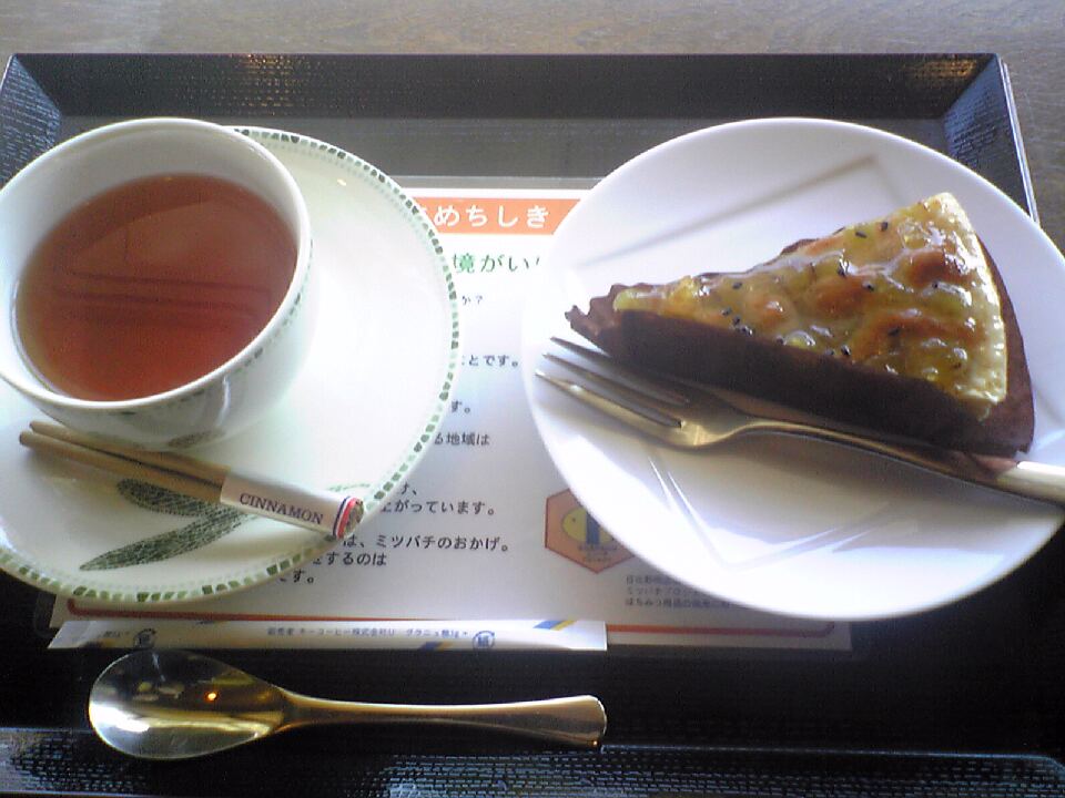 993-2011.11.19シナモンティーにサツマイモのパイケーキ.jpg