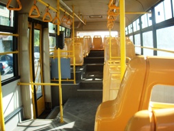 バスの中。朝はだれ一人乗っていません
