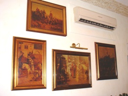 飾ってある絵はアラブの絵