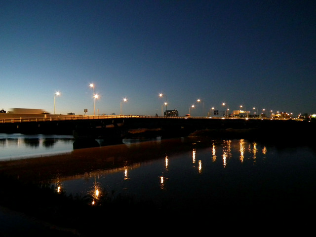 宵闇迫る六郷橋