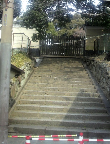 三条通から三重塔に通じる階段