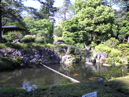 神社内日本庭園