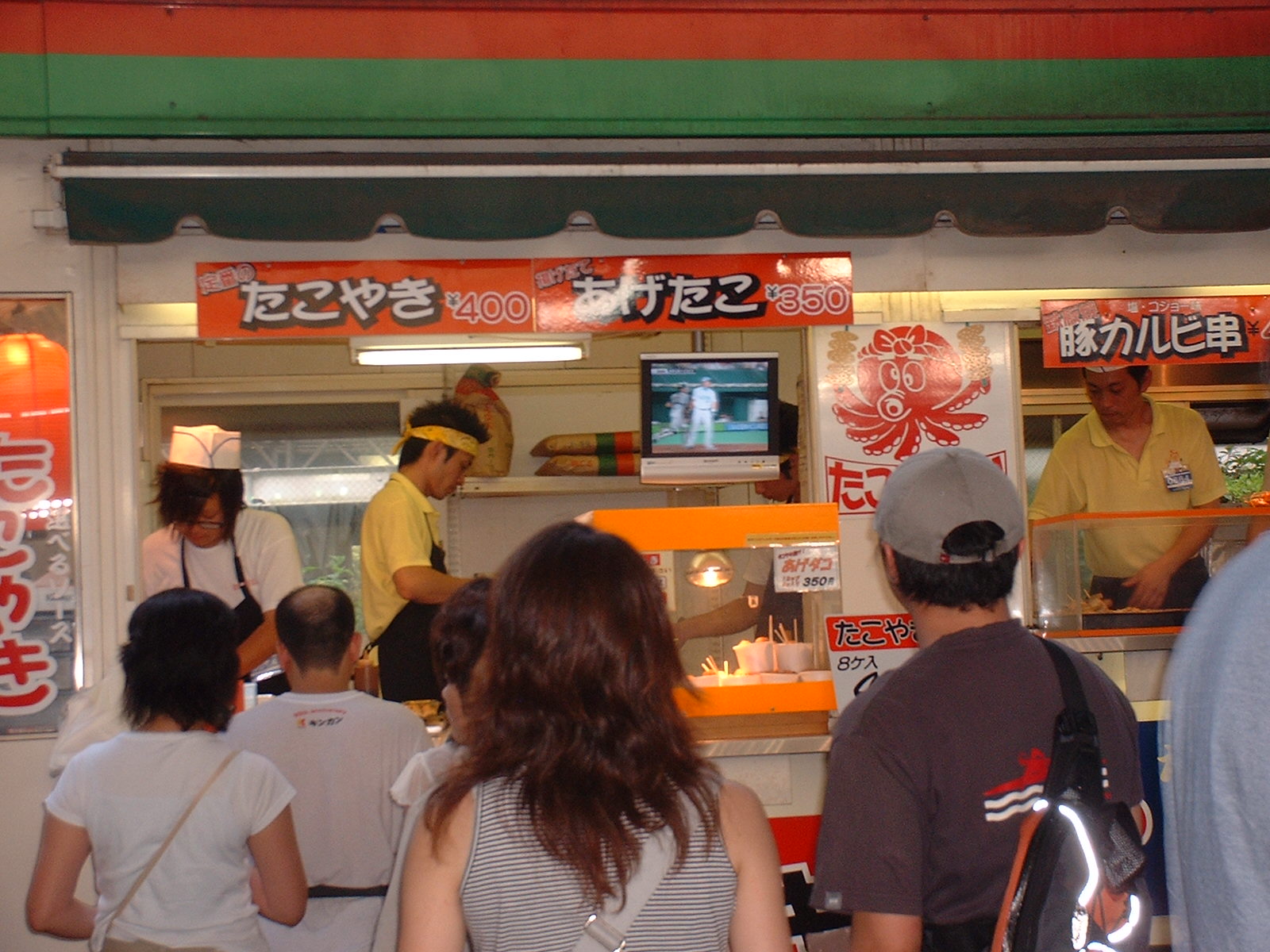 球宴後、モニターＴＶがあちこちに付いた！名物売店？