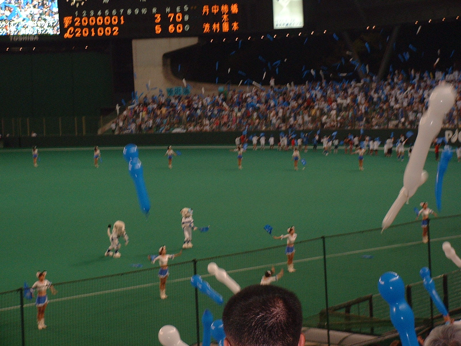 手前のおっさんの頭が邪魔！