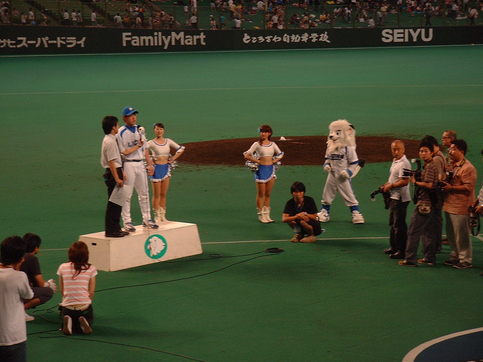 ヒーロー・インタビューを受ける高山