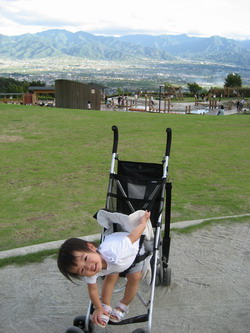 お転婆娘と公園からの眺め.jpg