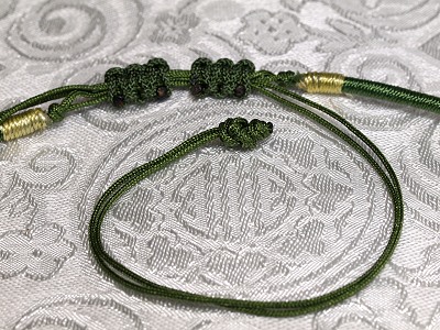 翡翠ペンダント紐アップ