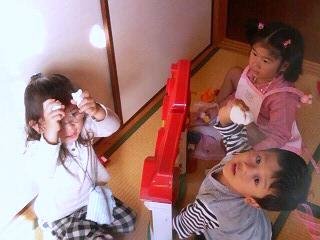 キティちゃんハウスで遊んでます