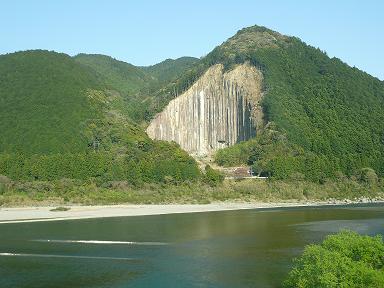 090406熊野川の奇岩.jpg