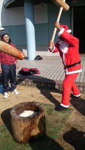 2010.12.19 サンタの餅つき！めずらしい.jpg