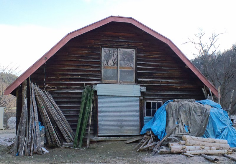 腰折れ屋根のある建物 食のモットーは実学です 楽天ブログ