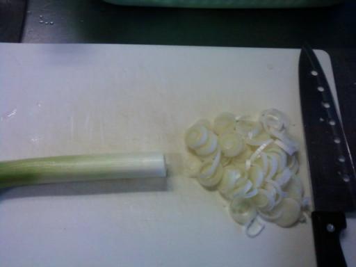 ネギを切る