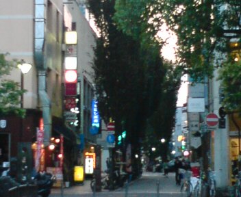 黄昏れる夜の町オビサン