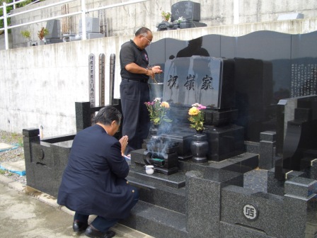 師匠に弟子が挨拶をする