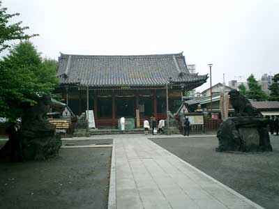 080427 浅草神社の境内