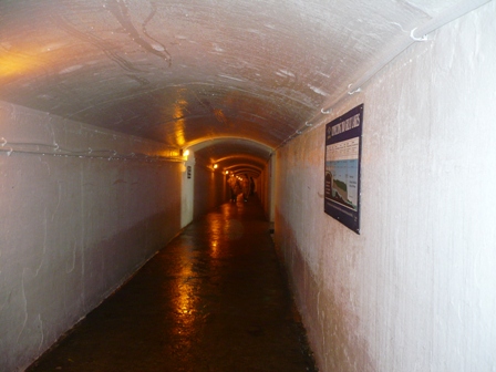 滝の裏側トンネル.JPG