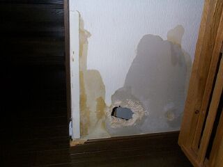 壁の穴