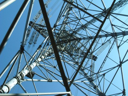 鉄塔を見上げる