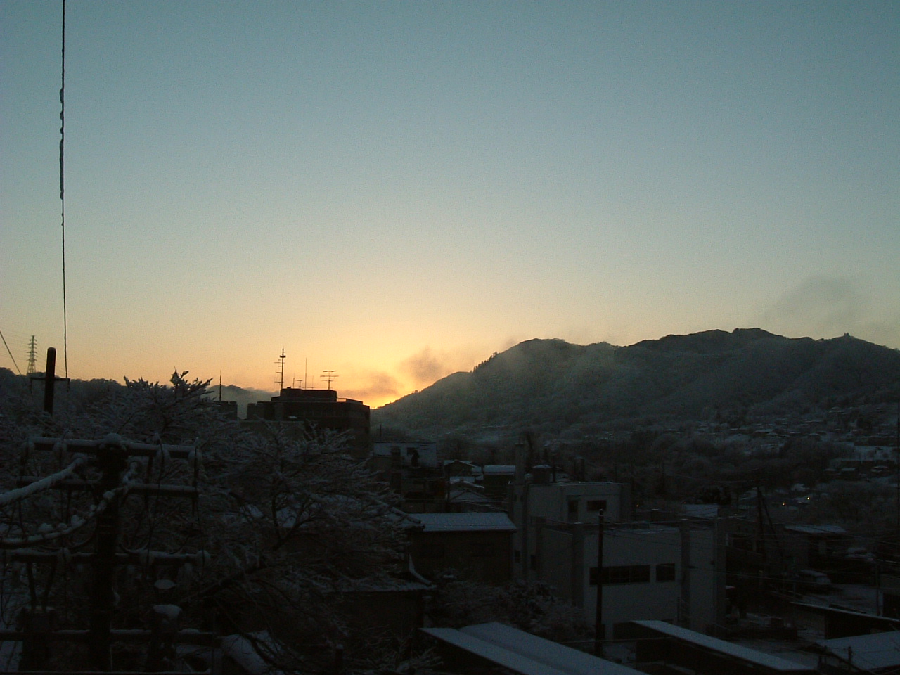 藤野駅より朝日を望む