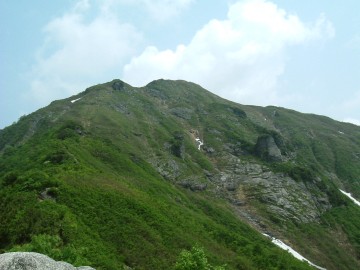 白毛門山頂を臨む