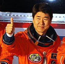 スペースシャトル「エンデバー」の発射台に向かう土井隆雄さん＝10日、米フロリダ州〔AP Photo〕