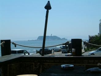 右手には江ノ島が見えます。.