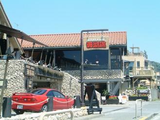 夜には松明が灯されて雰囲気たっぷりです。