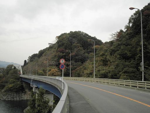 宮ヶ瀬湖畔の道路