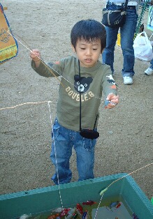 小学校のお祭り 001お魚釣り.jpg